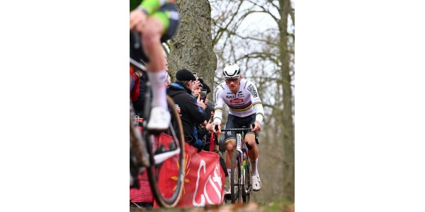 Van der Poel brilla a Namur, svelando una stagione imbattuta Van der Poel brilla a Namur, svelando una stagione imbattuta